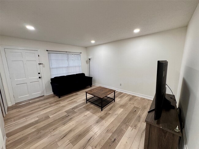 Building Photo - 3131 Southwest Fwy