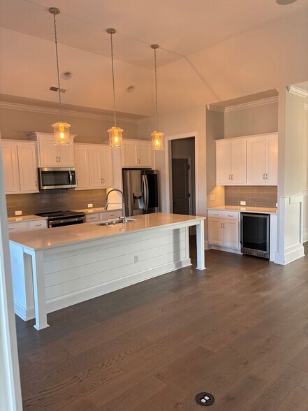 Building Photo - 729 Windemere Rd