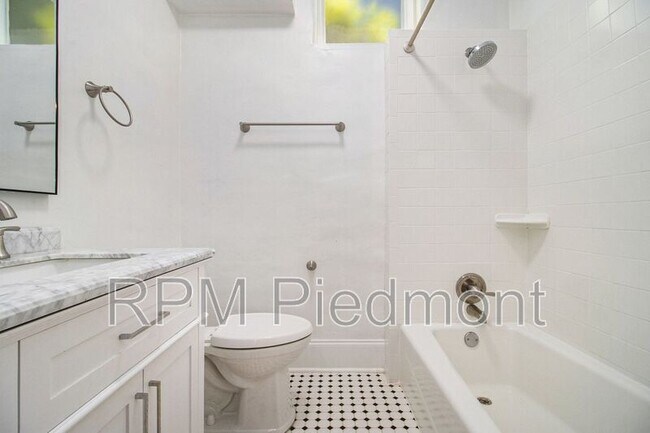 Building Photo - 741 Frederica St NE