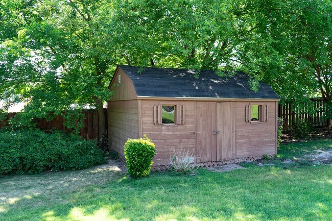 Building Photo - 724 Avrett Cir
