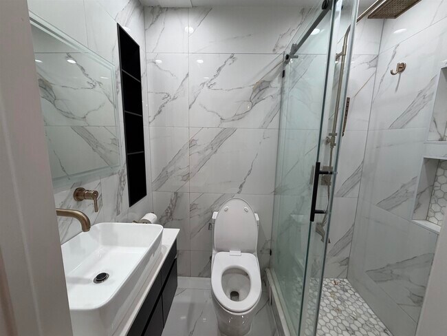 Building Photo - 202 28th St