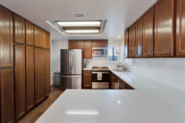 Building Photo - Must See 4 bedroom 2 bath Home