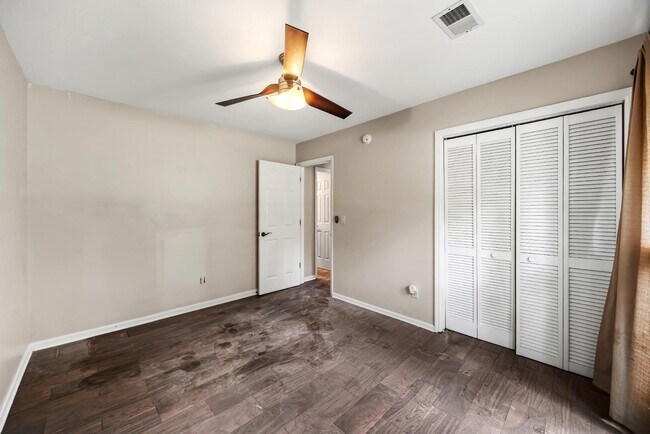 Building Photo - 8219 N Ridgebrook Dr