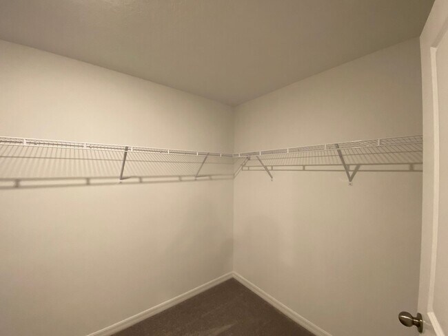 Building Photo - SW location 4/2/2 **WON'T LAST**