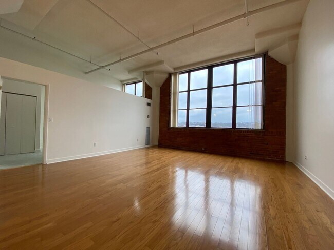 Building Photo - EastSide / Shadyside! Hardwood/Brick/Lots of Windows! Incredibly Spacious! Call Today!