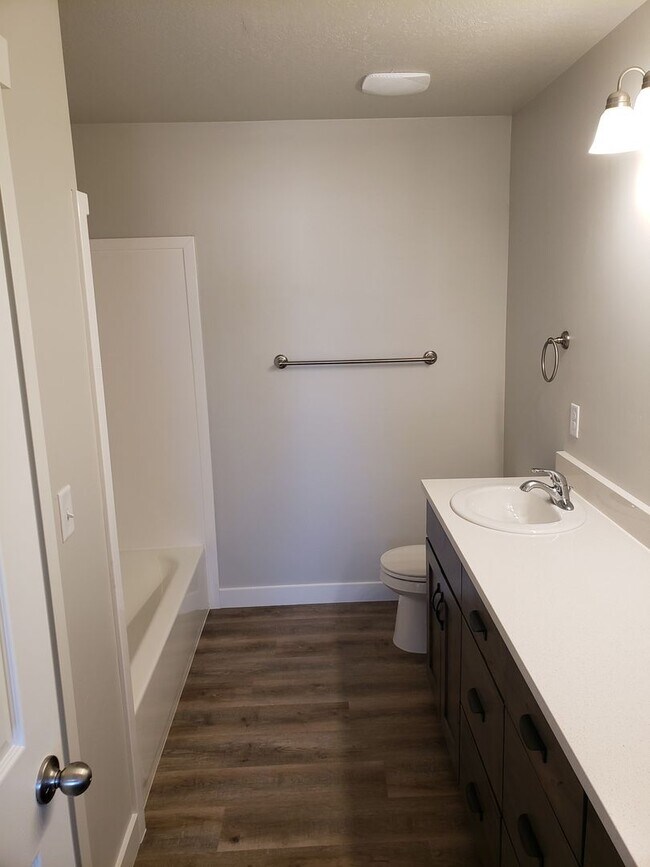 Building Photo - Beautiful 4-Bedroom Townhome in Prime Springville Location!