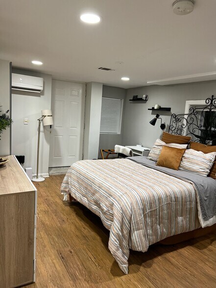 Building Photo - 633 14th St NE