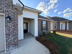 Building Photo - 816 Venecia Dr