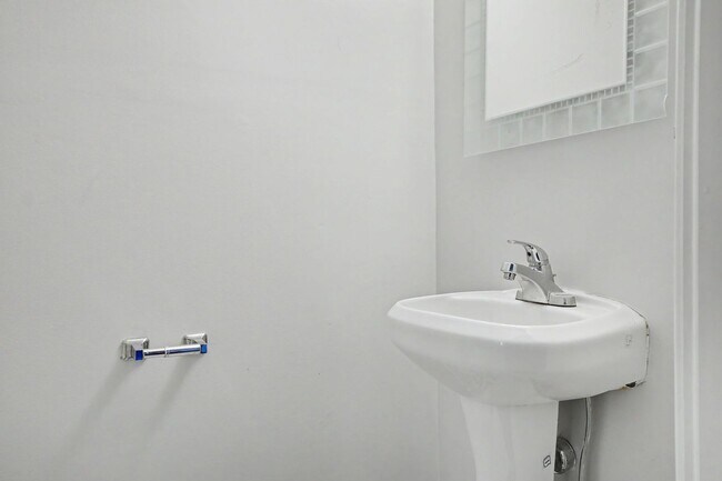 Building Photo - 2 Bedroom Charmer with Sundeck, Wood Floors, and High Ceilings