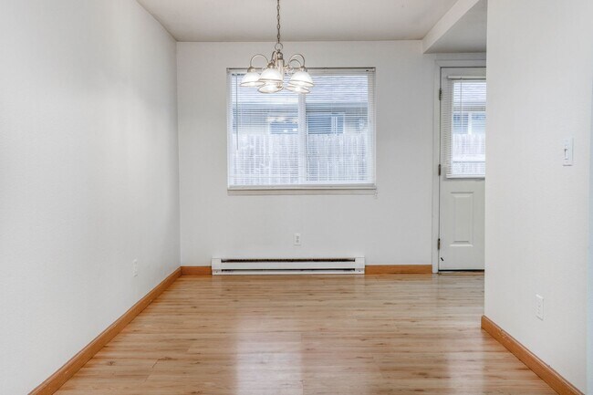 Building Photo - Condo Living with Fireplace and Fenced Yard!