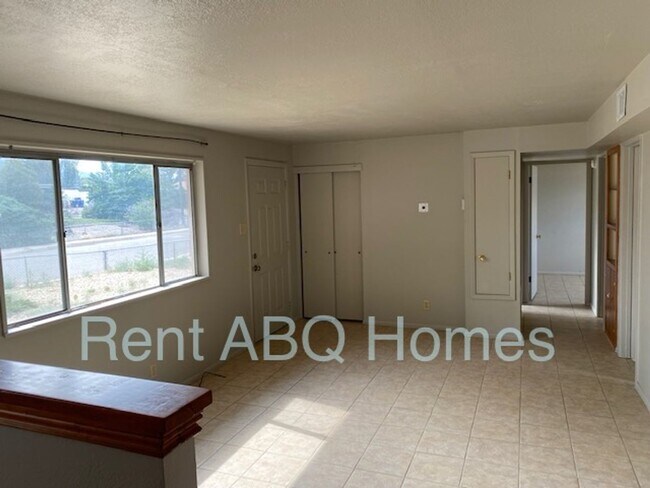 Building Photo - 1,100 sq ft 3 Bedroom, 1 Bath Family Home