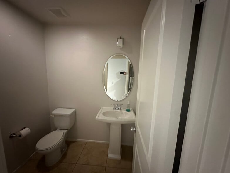 Building Photo - 315 Royal Gln