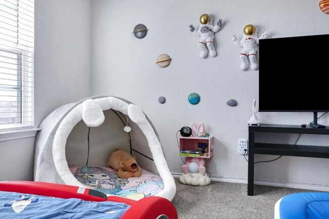 Building Photo - Move in Ready and FULLY FURNISHED 3 BD/2 BA located Far West San Antonio!