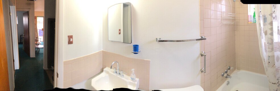 Building Photo - 420 Mesilla St SE