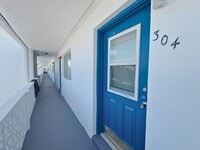 Building Photo - Charming Lakeside Retreat at Seminole Gard...