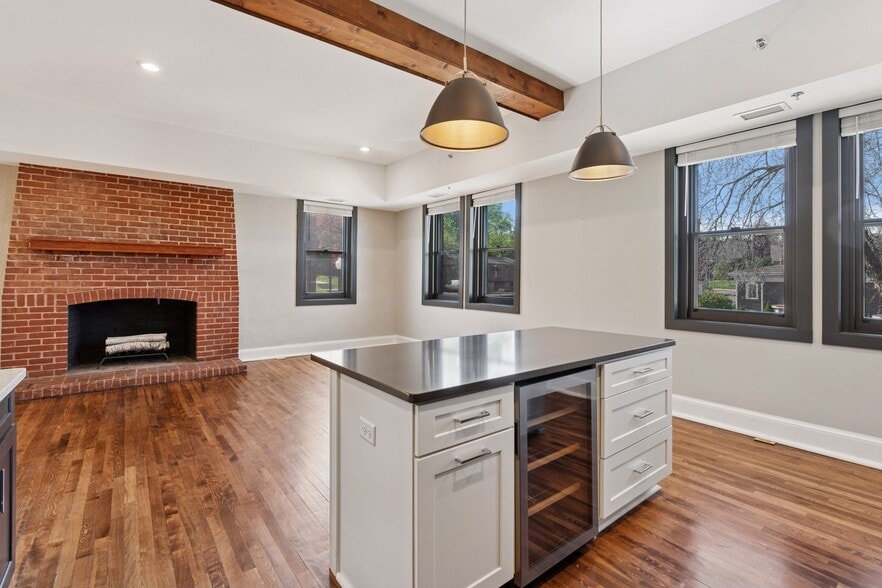 Building Photo - 107 Chestnut St E