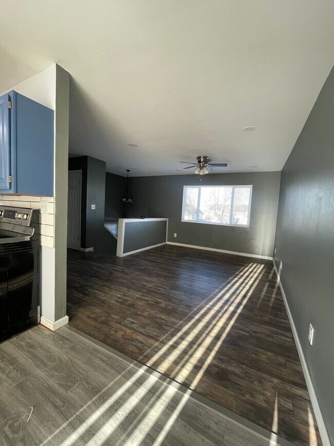 Building Photo - 4 bed 2 bath Home Perfectly Located