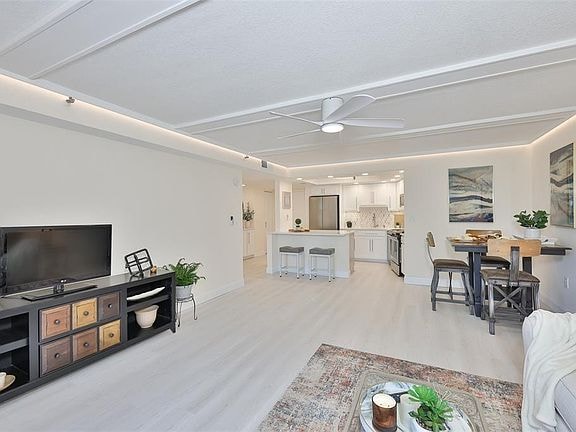 Building Photo - 7430 Sunshine Skyway Ln S