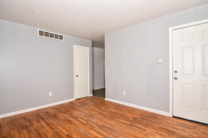 Building Photo - 2407 Clark Ln