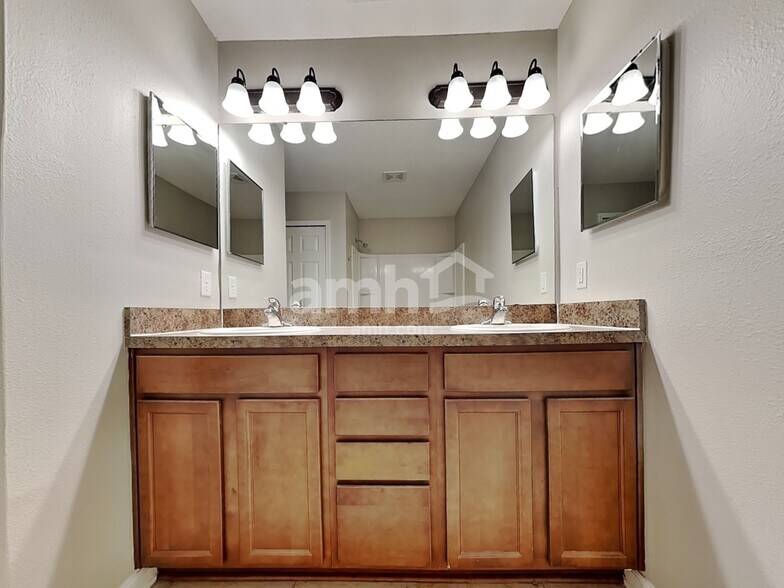 Building Photo - 96473 Commodore Point Dr