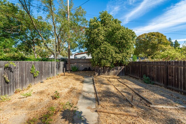 Building Photo - Adorable 3 Bedroom 2 Bath