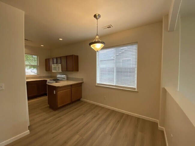 Building Photo - 660 Callahan Dr