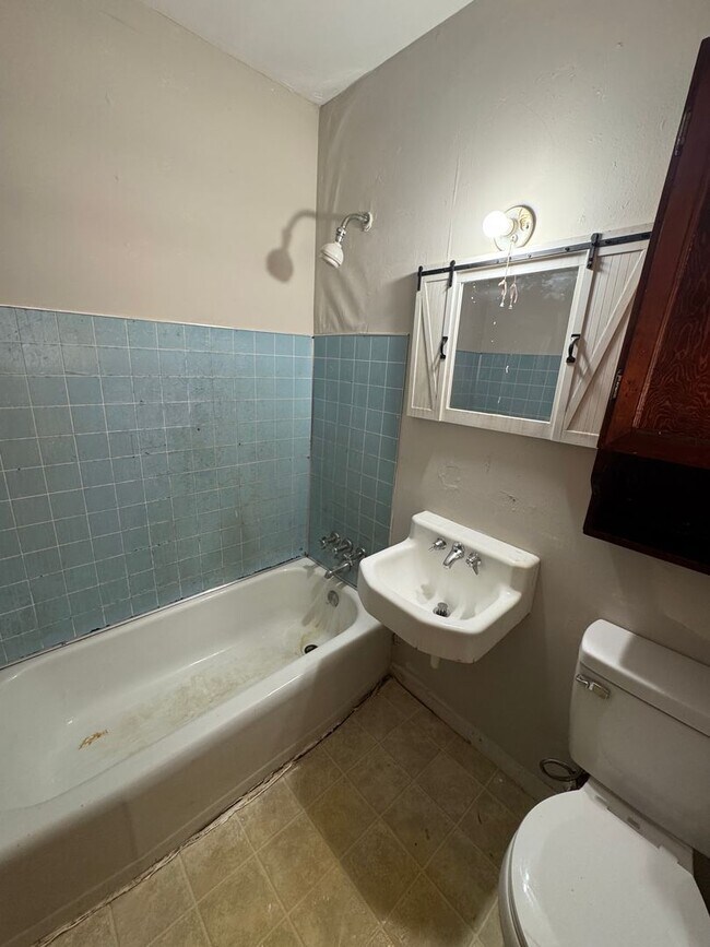 Building Photo - 1004 Maplewood Ave