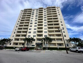 Building Photo - 900 NE 18th Ave