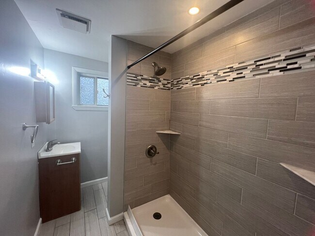 Building Photo - Beautiful 4 Bedroom/ 2 Bath with private c...