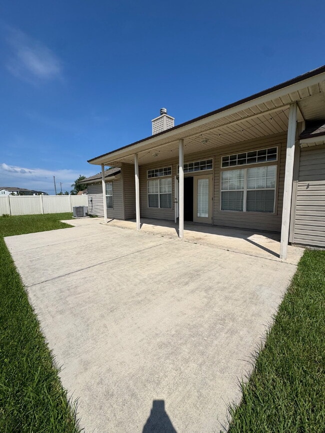Building Photo - 4 bedroom 2 bath home with large fenced in...