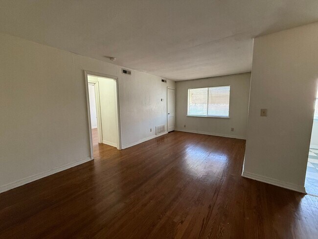 Building Photo - Classic 1-Bedroom, 1-Bath Apartment in Pri...