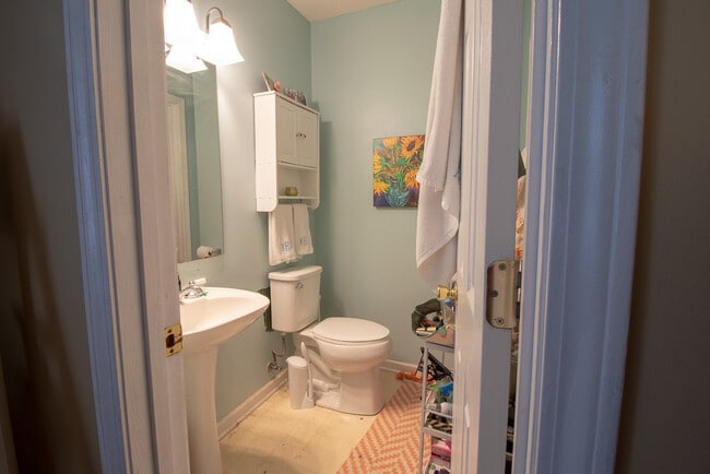 Building Photo - 223 Vintage Ave