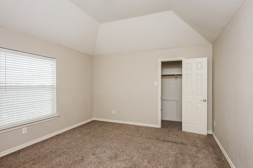 Building Photo - 100 Silverwood Dr