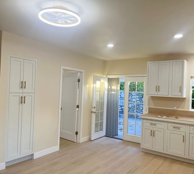 Building Photo - Beautiful  Casita