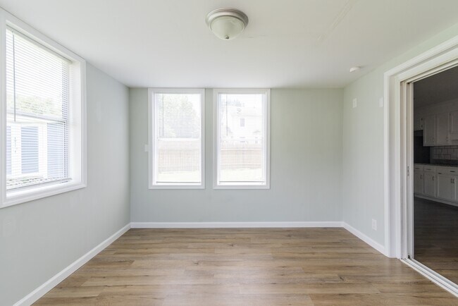 Building Photo - 578 Tryon Pl
