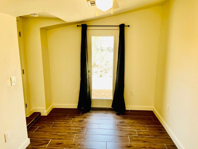 Building Photo - 2 bedroom townhome newly renovated ready f...