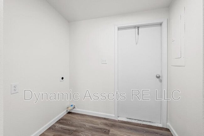 Building Photo - 403 N Walnut St