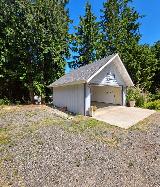 Building Photo - 31 Salal Way