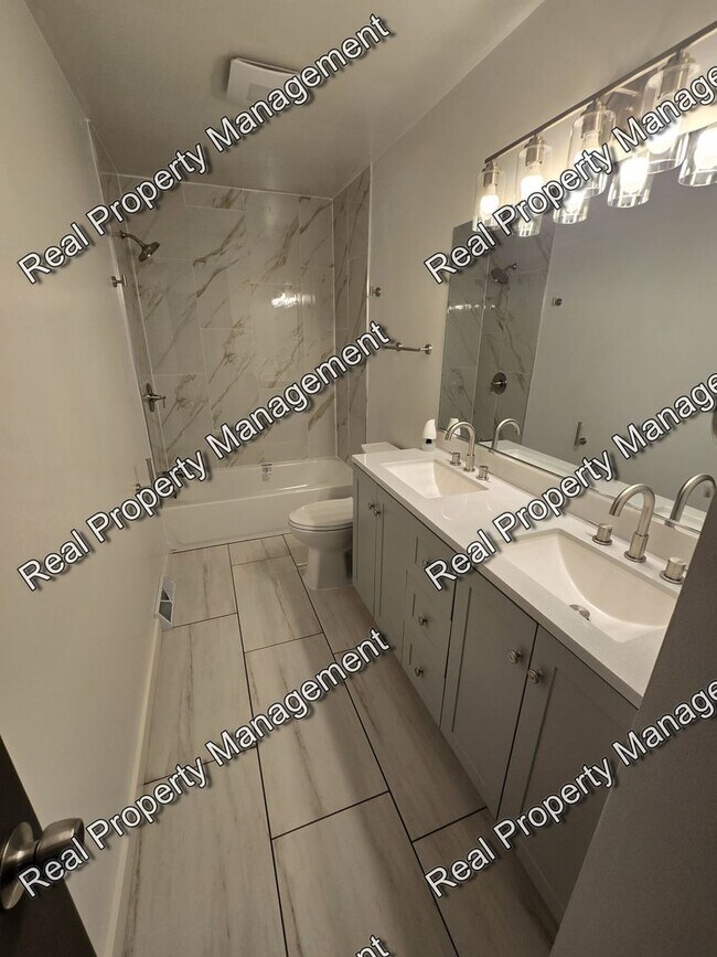 Building Photo - Updated 2 Bedroom Townhome