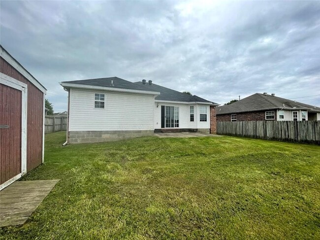 Building Photo - 905 SW Cheyenne Dr