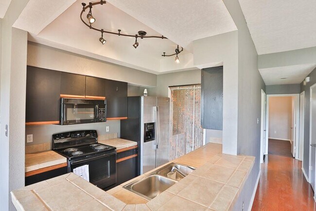 Building Photo - 4711 Spicewood Springs Rd