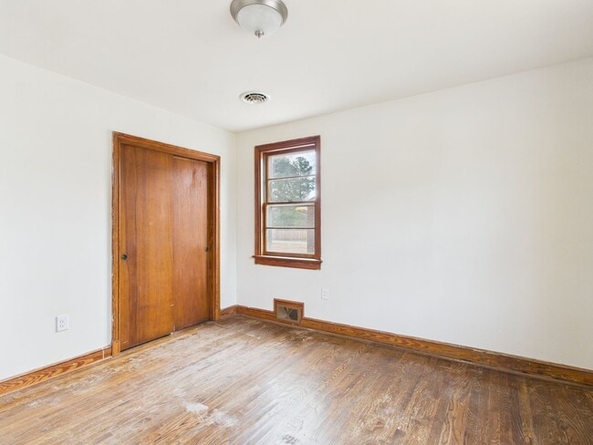 Building Photo - 637 Woodhaven Dr