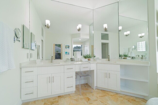 Building Photo - 1907 S Club Dr