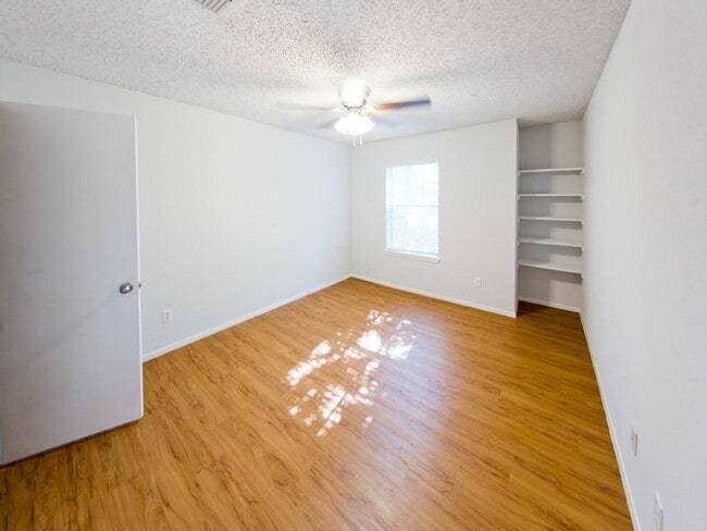 Building Photo - 6534 E Hill Dr