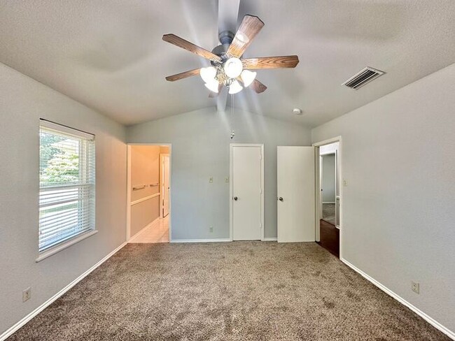 Building Photo - Beautiful 4 Bedroom 2 Bathroom home in Tyler!