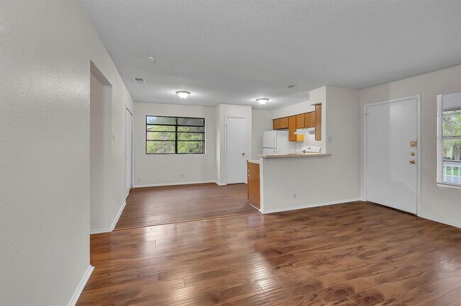 Building Photo - 500 Algerita Dr