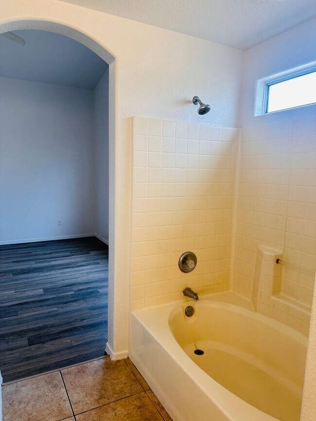 Building Photo - LOVELY HOME - 2 BEDROOM PLUS LARGE DEN - LARGE YARD