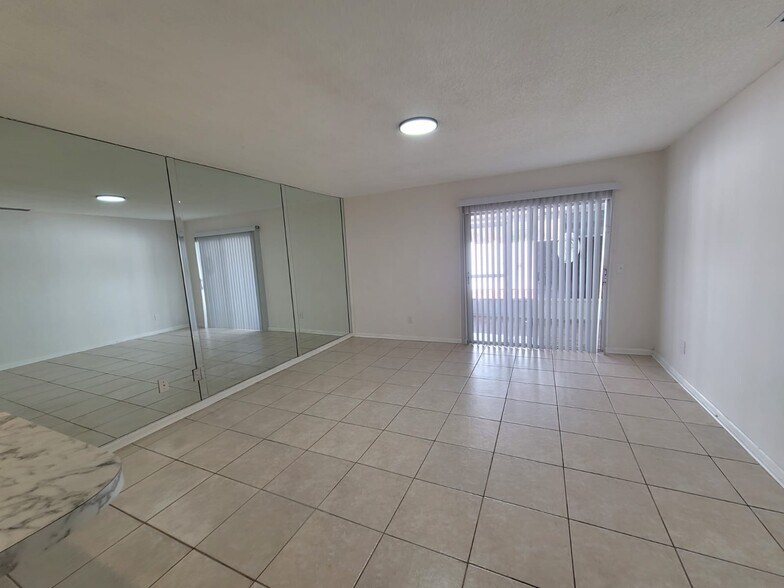 Building Photo - 6141 Oak Cluster Cir