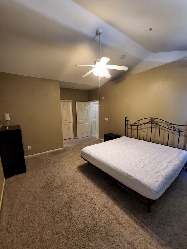 Building Photo - 2 Bed 2 Bath Condo With Balcony!