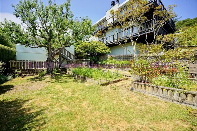 Building Photo - Charming Sausalito Home with Private Backy...